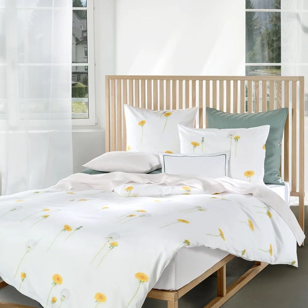 Un lit avec une couette blanche et des oreillers dessus