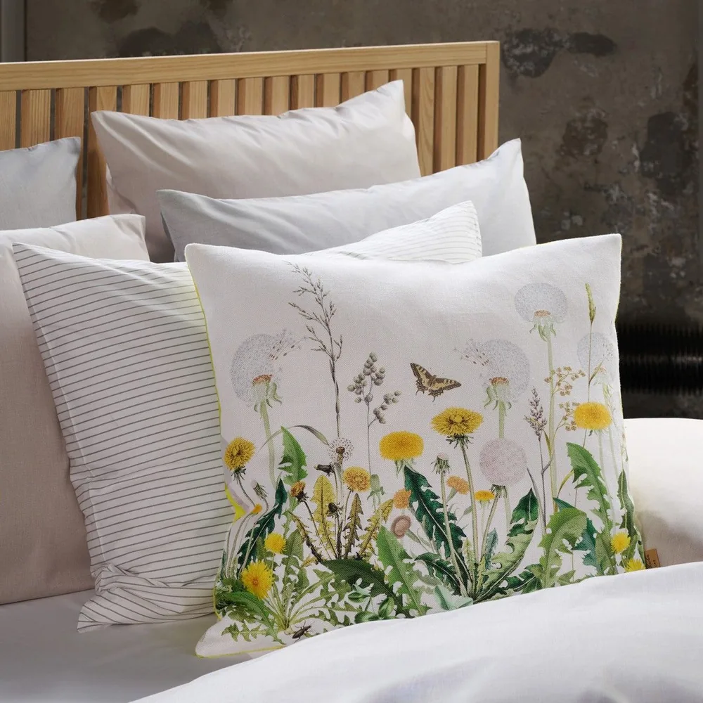 Un lit avec des oreillers et un oreiller avec des fleurs dessus