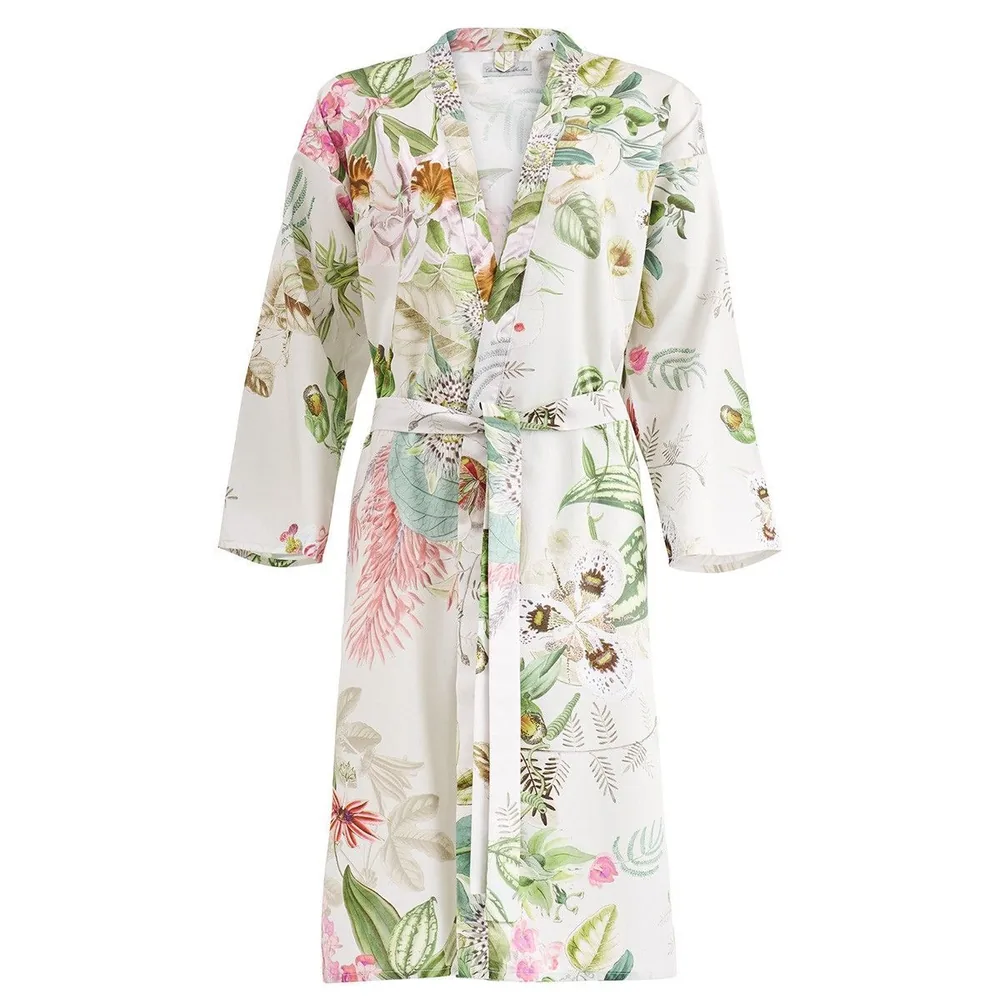 Une robe blanche avec un imprimé floral