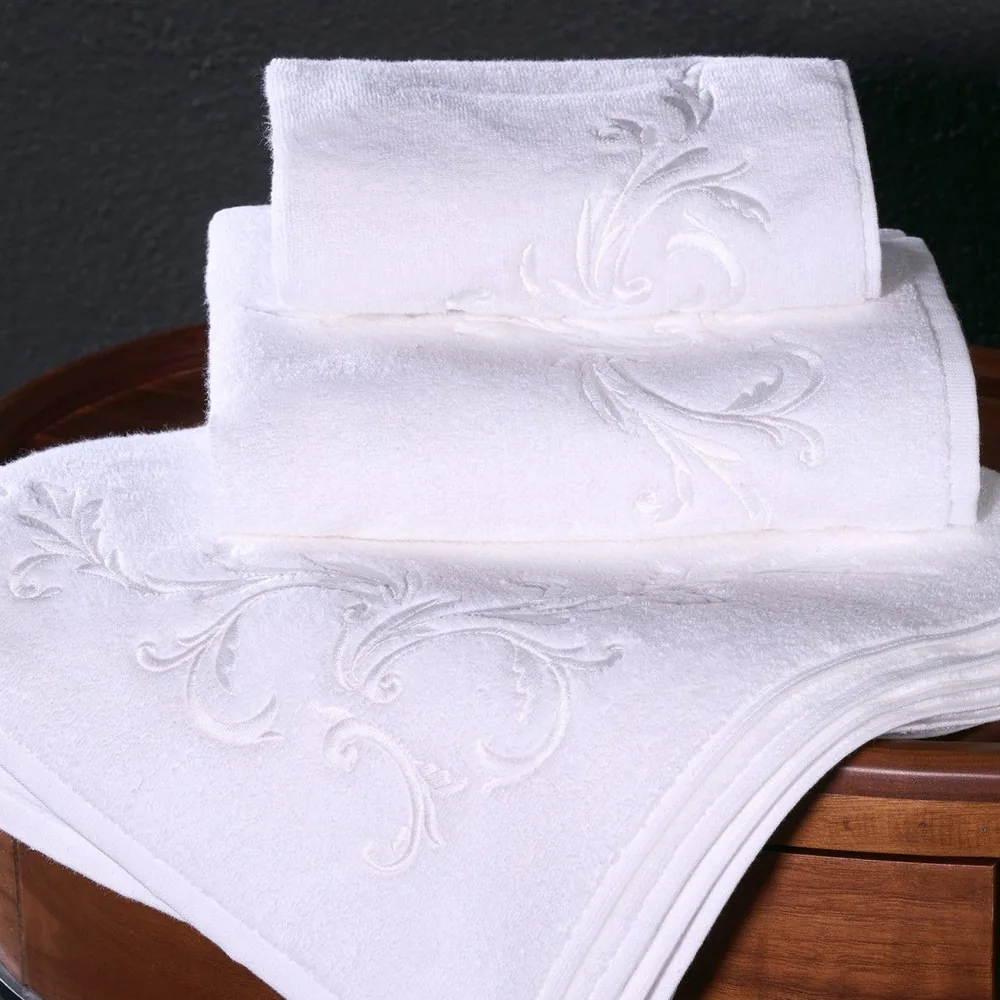 Une chaise sur laquelle est posée une pile de serviettes