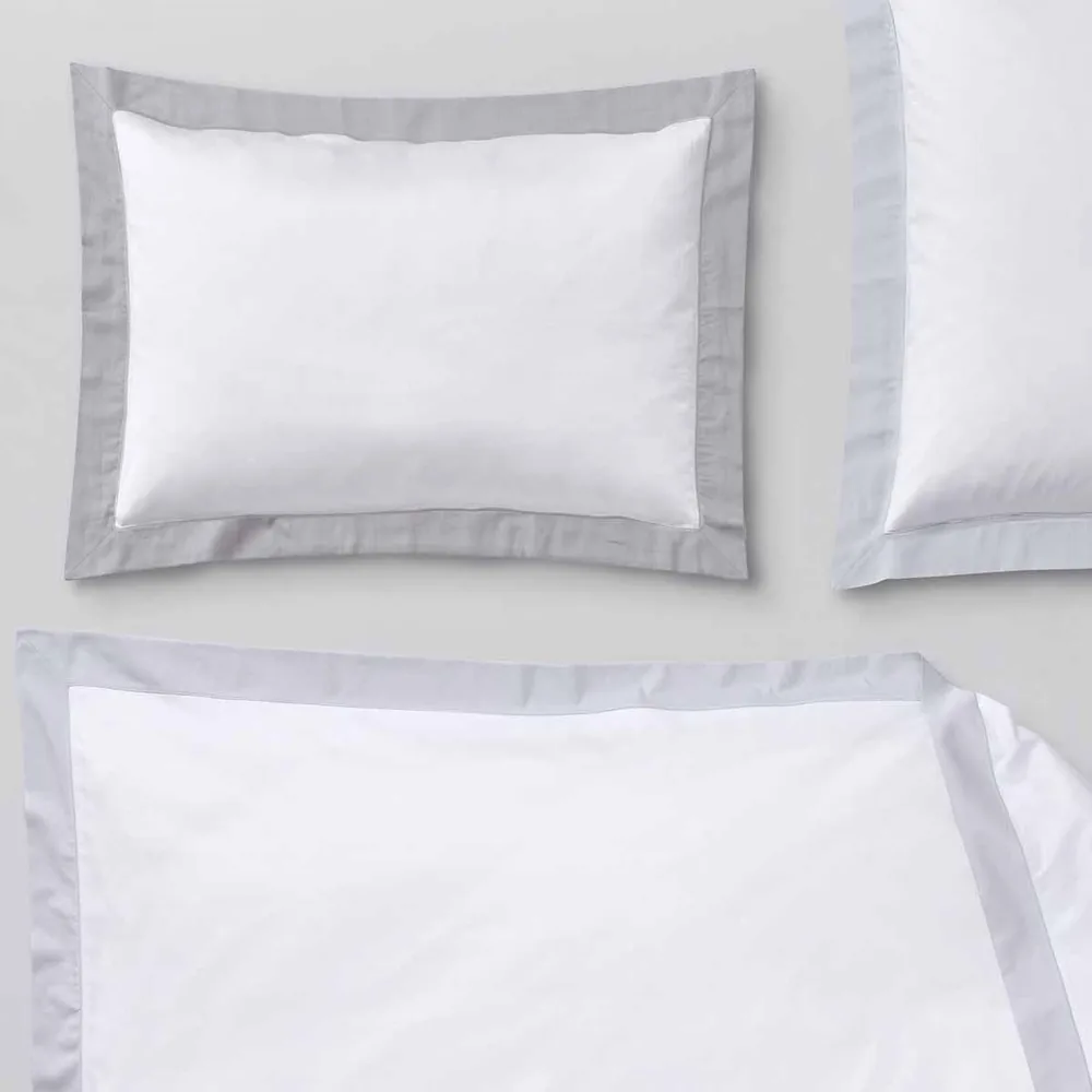Oreillers sur un lit