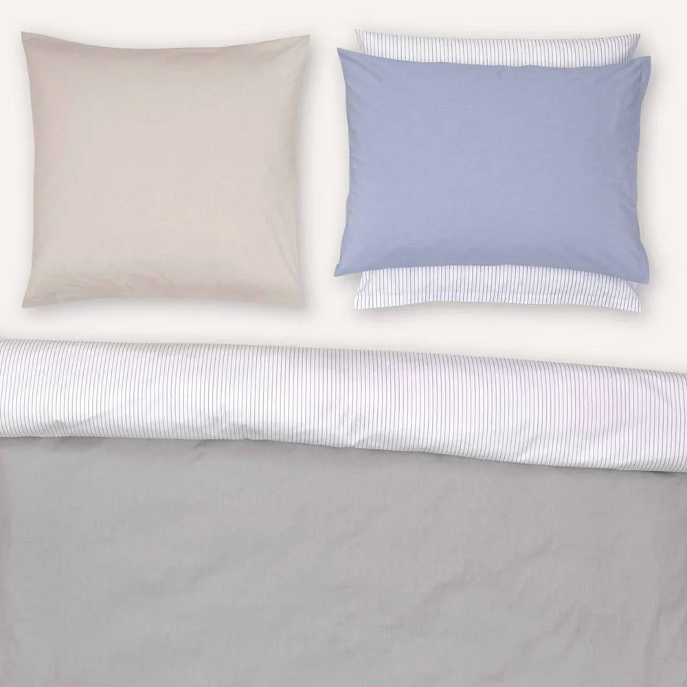 Un lit avec une couette et deux oreillers dessus