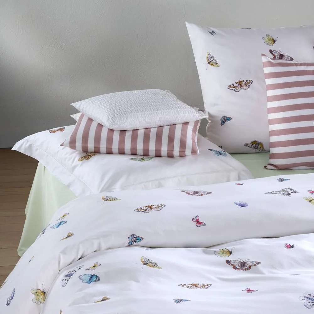 Oreillers sur un lit