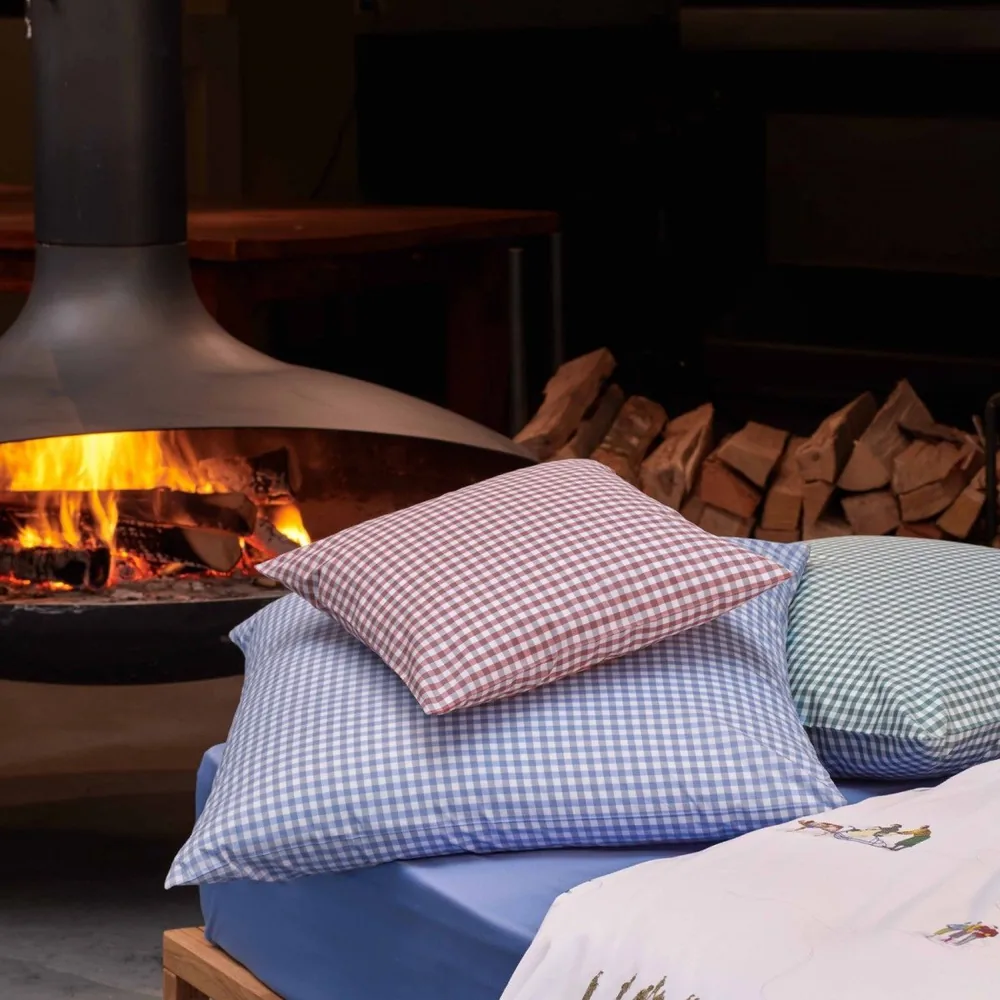 Un tas de coussins à rayures est posé sur le sol